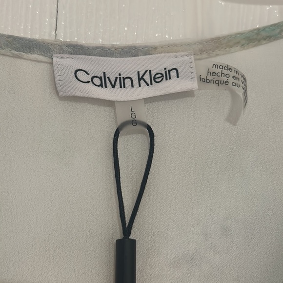 CALVIN KLEIN
Print Ruched V Neck Top - Picture 7 of 16